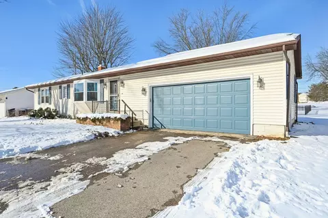 210 Meadow Dr, Circleville, OH 43113 photo 3