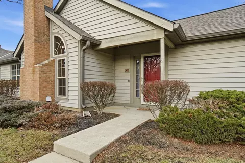 202 Deer Cross Ln, Powell, OH 43065