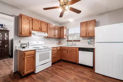 Kitchen - 142 Kettering Bnd, Delaware, OH 43015 photo 2 of 2