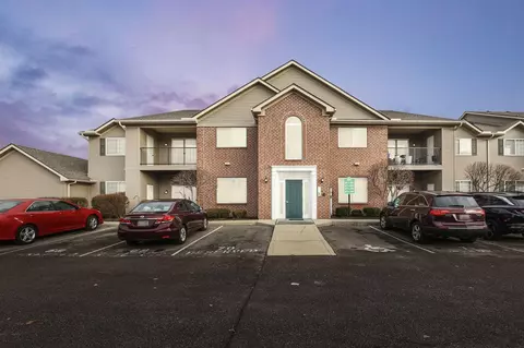 8061 Cranes Crossing Dr, Lewis Center, OH 43035