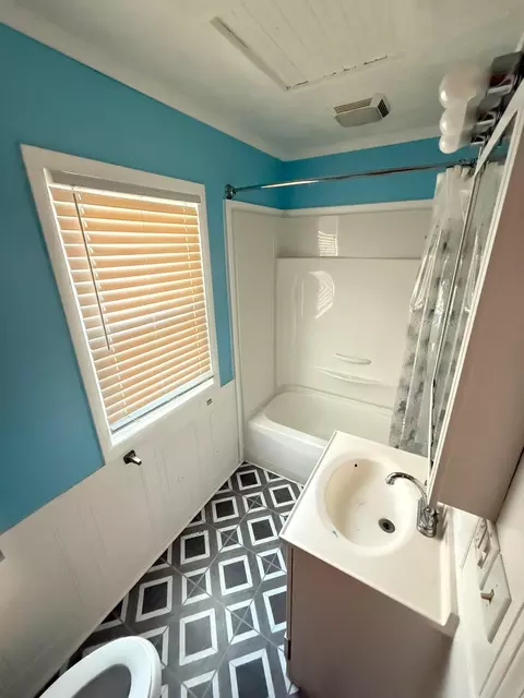 Bath - 129 N Burnett Rd, Springfield, OH 45503 photo 1 of 1
