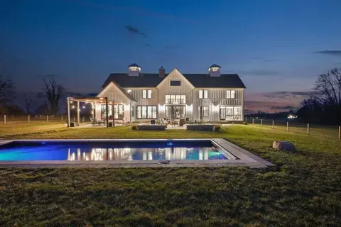 5360 Refugee Rd NW, Baltimore, OH 43105
