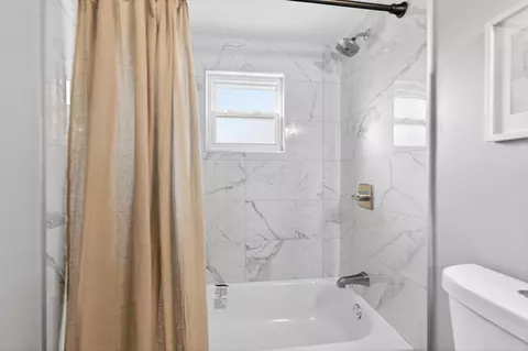 Bath - 612 E Como Ave, Columbus, OH 43202 photo 5 of 6