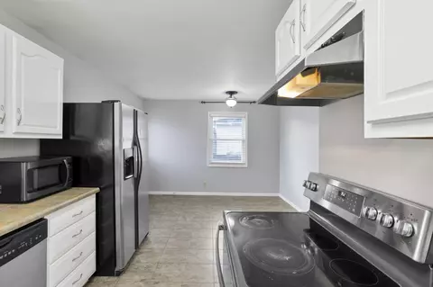 Kitchen - 101 Fieldpoint Rd, Heath, OH 43056 photo 3 of 7
