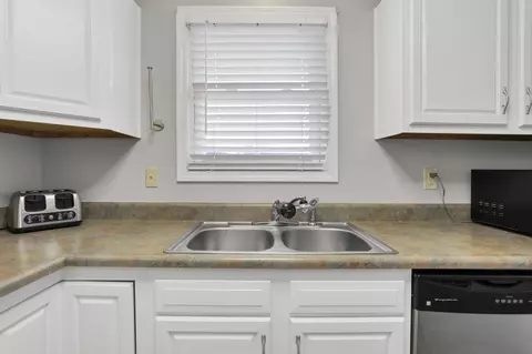 Kitchen - 101 Fieldpoint Rd, Heath, OH 43056 photo 5 of 7