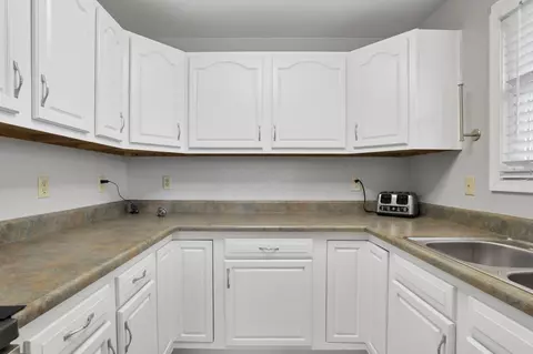 Kitchen - 101 Fieldpoint Rd, Heath, OH 43056 photo 4 of 7