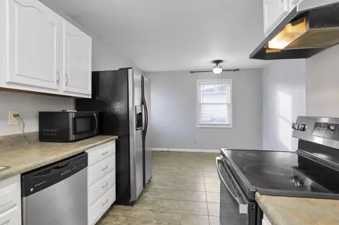 Kitchen - 101 Fieldpoint Rd, Heath, OH 43056 photo 7 of 7