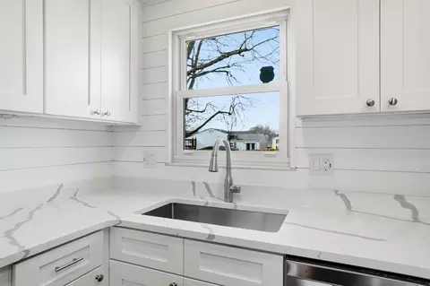 Kitchen - 1295 Hathersage Pl, Galloway, OH 43119 photo 5 of 6