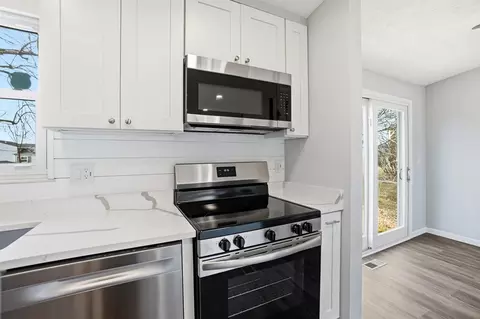 Kitchen - 1295 Hathersage Pl, Galloway, OH 43119 photo 6 of 6