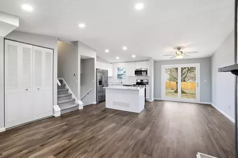 Living - 1295 Hathersage Pl, Galloway, OH 43119 photo 5 of 6