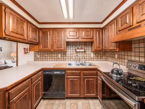 Kitchen - 6805 Lambert Rd, Orient, OH 43146 photo 4 of 6