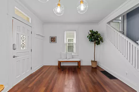 Entry Way - 327 E Mithoff St, Columbus, OH 43206 photo 1 of 6
