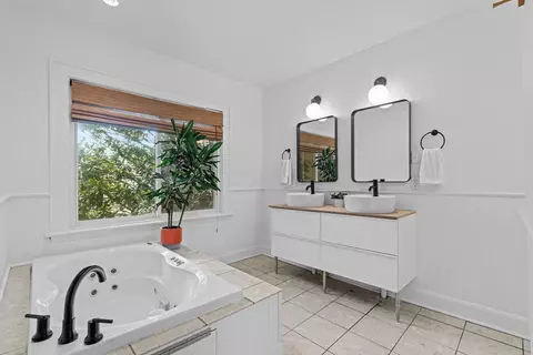 Bath - 327 E Mithoff St, Columbus, OH 43206 photo 4 of 6