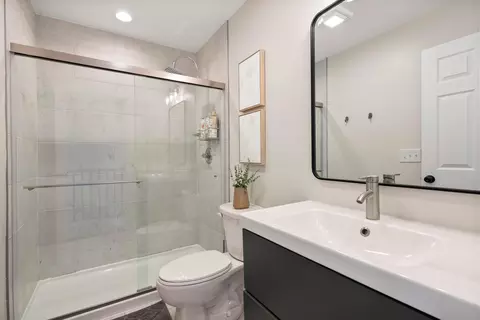 Bath - 47 E 4th Ave, Columbus, OH 43201 photo 3 of 3