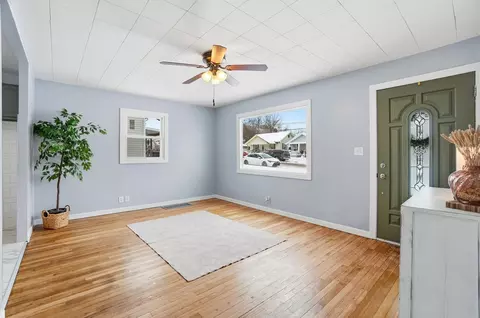 Living - 1014 Beacon St, Springfield, OH 45505 photo 1 of 3