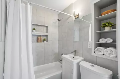 Bath - 1014 Beacon St, Springfield, OH 45505 photo 1 of 2
