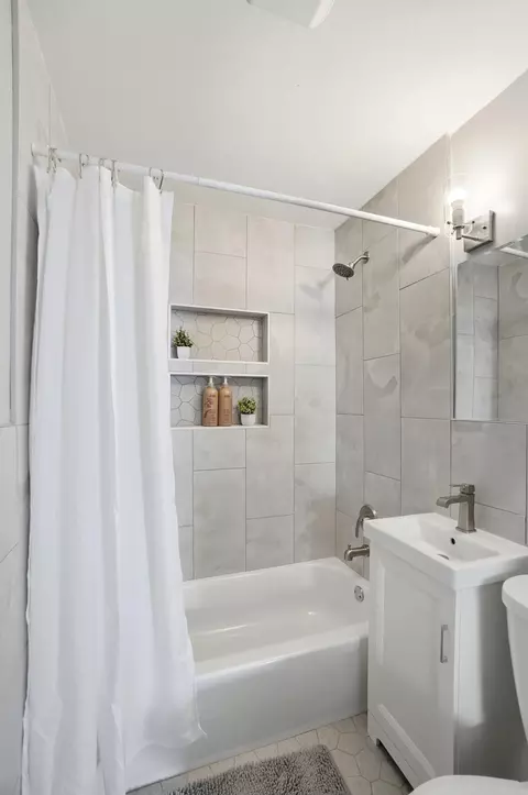 Bath - 1014 Beacon St, Springfield, OH 45505 photo 2 of 2