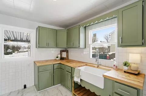 Kitchen - 1014 Beacon St, Springfield, OH 45505 photo 2 of 3