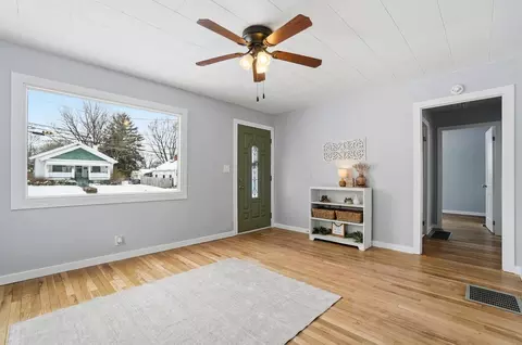 Living - 1014 Beacon St, Springfield, OH 45505 photo 2 of 3