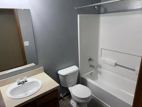 Bath - 1670 Marshall Ave, Obetz, OH 43207 photo 3 of 3