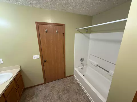 Bath - 1670 Marshall Ave, Obetz, OH 43207 photo 2 of 3