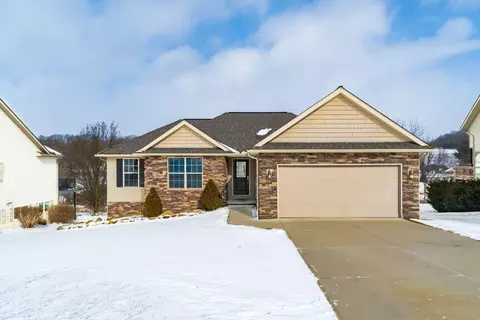 992 Country Club Dr, Howard, OH 43028
