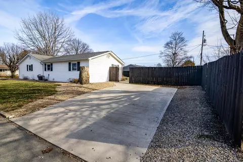 Exterior - 225 Edwards Rd, Circleville, OH 43113 photo 2 of 10