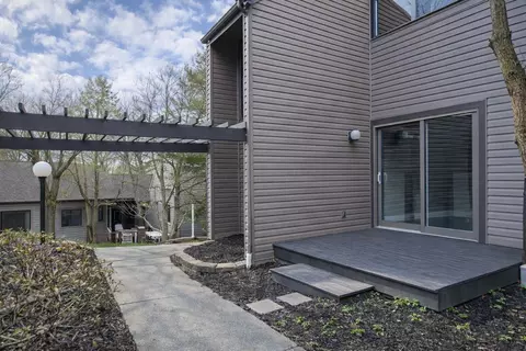 695 Tall Oaks Dr, Newark, OH 43055