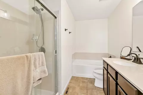 Bath - 631 Rolling Acre Dr, Lithopolis, OH 43136 photo 3 of 3