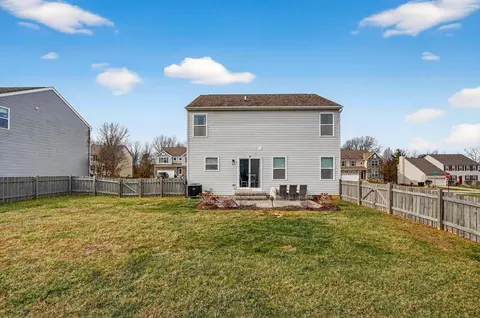 Exterior - 631 Rolling Acre Dr, Lithopolis, OH 43136 photo 5 of 10