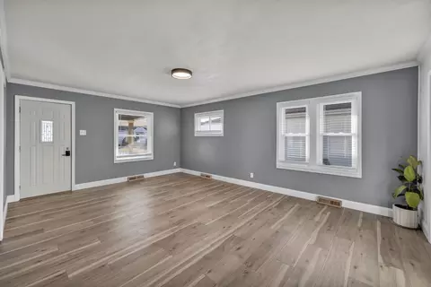 Living - 283 Clover Ave, Marion, OH 43302 photo 4 of 4