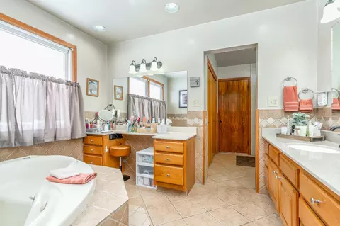 Bath - 7618 Stout Rd, Circleville, OH 43113 photo 3 of 5