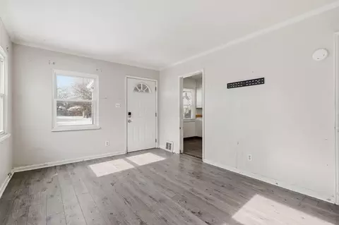 Living - 822 S Ruby Ave, Columbus, OH 43227 photo 4 of 5