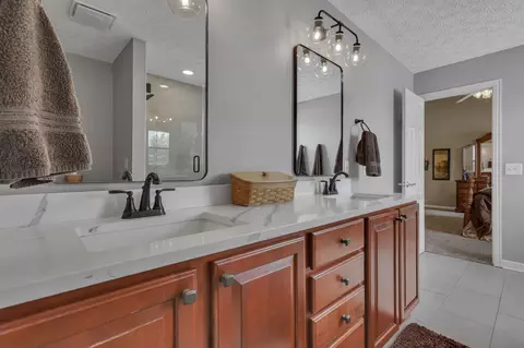 Bath - 6949 Kellogg Dr, Powell, OH 43065 photo 3 of 10