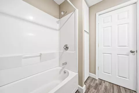 Bath - 378 E Franklin St, Circleville, OH 43113 photo 2 of 4