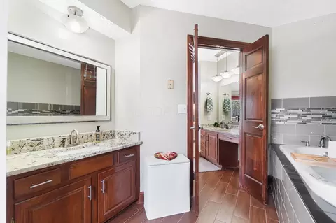 Bath - 4977 Dunkerrin Ct, Dublin, OH 43017 photo 6 of 12