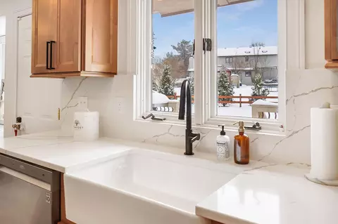 Kitchen - 4977 Dunkerrin Ct, Dublin, OH 43017 photo 5 of 9