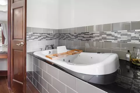 Bath - 4977 Dunkerrin Ct, Dublin, OH 43017 photo 7 of 12