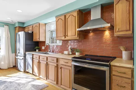 Kitchen - 534 Walhalla Rd, Columbus, OH 43202 photo 4 of 6