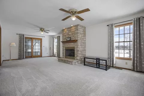 Living - 6281 Davis Dr, Newark, OH 43056 photo 1 of 6