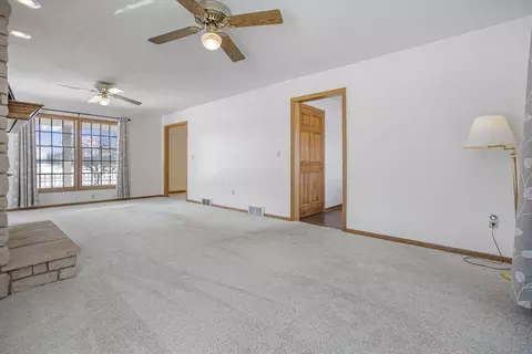 Living - 6281 Davis Dr, Newark, OH 43056 photo 4 of 6