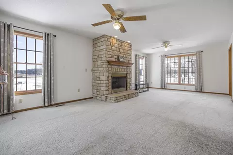 Living - 6281 Davis Dr, Newark, OH 43056 photo 2 of 6