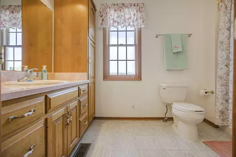 Bath - 6281 Davis Dr, Newark, OH 43056 photo 5 of 7