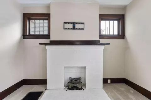 Living - 867 E Wheeling St NE, Lancaster, OH 43130 photo 2 of 5