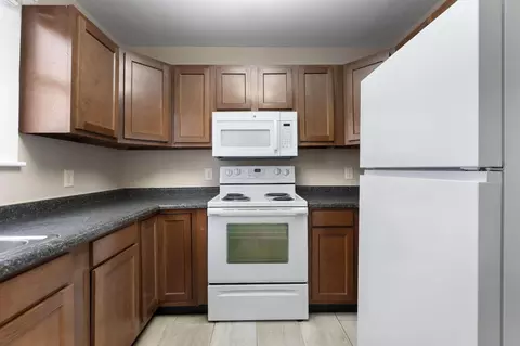 Kitchen - 867 E Wheeling St NE, Lancaster, OH 43130 photo 3 of 4