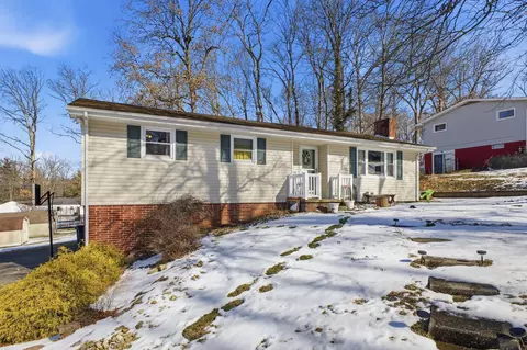 975 Blossom Ln, Zanesville, OH 43701