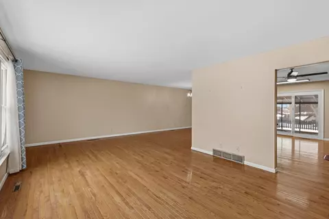Living - 339 Meadow Ln, Circleville, OH 43113 photo 3 of 7