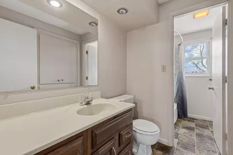 Bath - 339 Meadow Ln, Circleville, OH 43113 photo 3 of 4