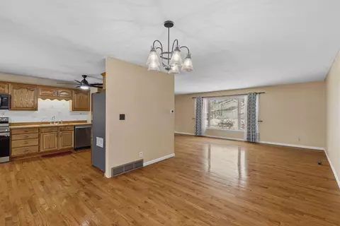 Living - 339 Meadow Ln, Circleville, OH 43113 photo 4 of 7