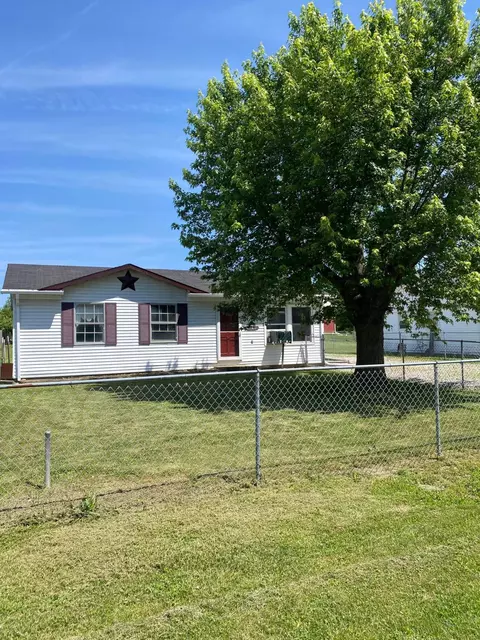 112 E School St, New Holland, OH 43145
